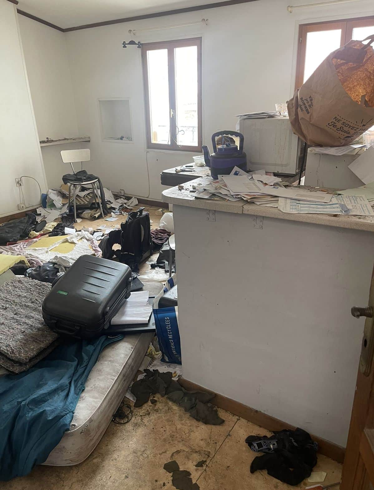 Gebäudereinigung_Unterhaltsreinigung_Fensterreinigung_Sanitäranlagenreinigung_Autoreinigung_Fertigbaureinigung-Bauendreinigung_Entrümpelung_Umzug_Montage_ Kleinreparaturen